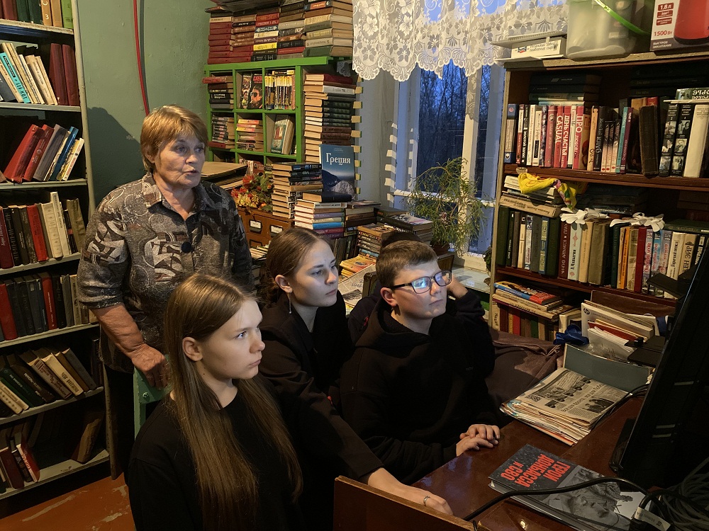 Патриотический час «Героями не рождаются, героями становятся!» в библиотеке с. Новотрехсвятское 