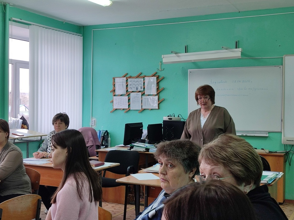 В МБОУ "Лицей р.п. Исса имени Н.Н. Гаврилова" состоялся педагогический совет на тему "Профилактика правонарушений среди несовершеннолетних"