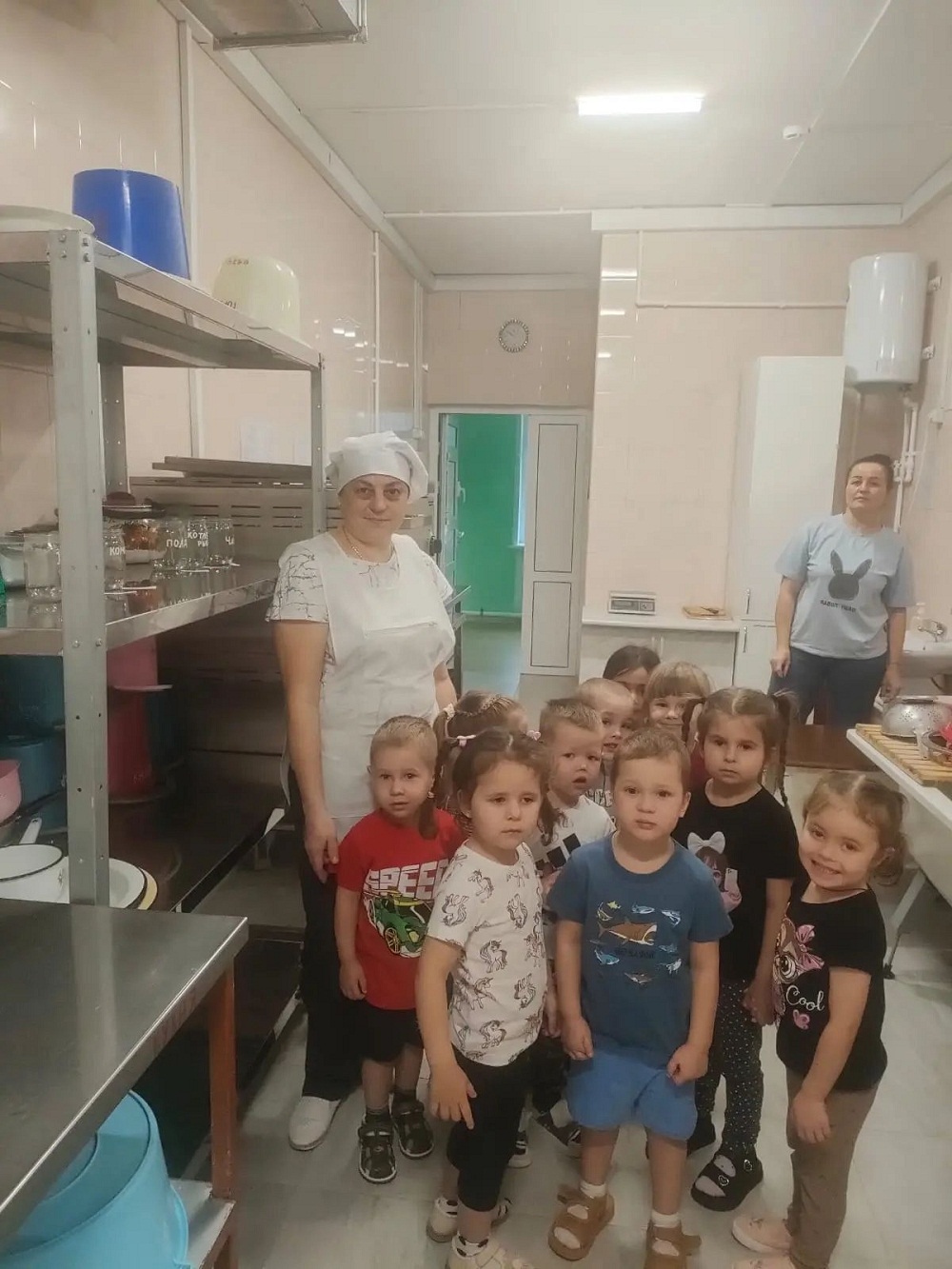 Экскурсия на пищеблок: малыши из Иссы познакомились с профессией повара