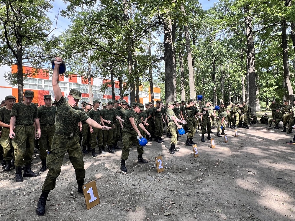 Гвардейцы попробовали свои силы в соревнованиях по гиревому спорту