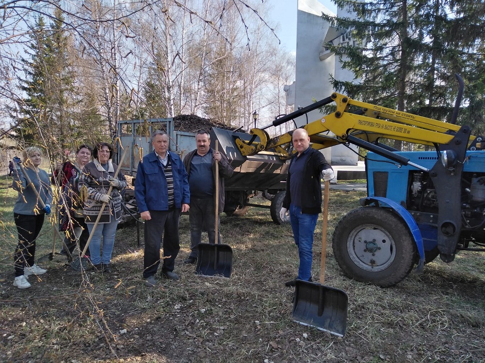 Глава Иссинского района Пензенской области Николай Аргаткин принял участие в благоустройстве территории памятной Стелы 