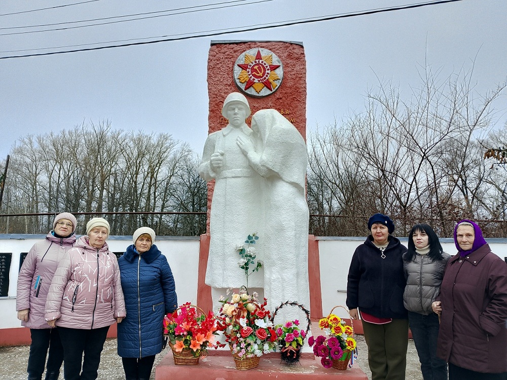 Работники культуры Новотрёхсвятского СДК организовали с жителями села торжественное возложение цветов памятнику павшим землякам