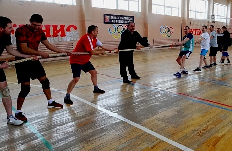 Иссинские спортсмены померились силами в перетягивании каната