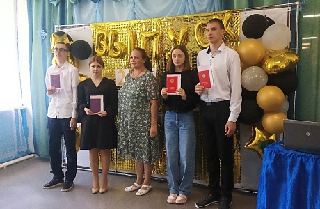 В МБОУ «Средняя школа с. Уварово» состоялось волнующее и значимое событие - торжественная линейка, посвящённая вручению аттестатов выпускникам 9-х и 11-х классов В МБОУ «Средняя школа с. Уварово» состоялось волнующее и значимое событие - торжественная линейка, посвящённая вручению аттестатов выпускникам 9-х и 11-х классов