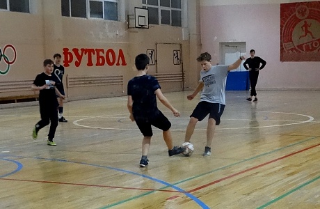 Иссинские футболисты встретили весну состязаниями по футболу