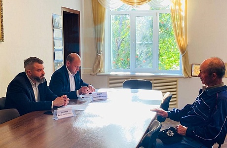 Антон Шаронов принял в работу обращения жителей Иссинского района