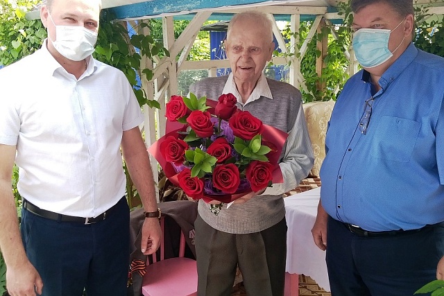 Глава администрации Иссинского района Николай Аргаткин посетил ветерана ВОВ
