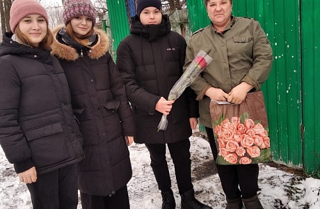В День матери волонтеры из учащихся лицея рабочего поселка Исса поздравили матерей военнослужащих В День матери волонтеры из учащихся лицея рабочего поселка Исса поздравили матерей военнослужащих