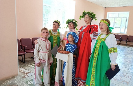 На открытой площадке при клубной территории Булычевского сельского Дома культуры состоялась праздничная фольклорная программа «Троица. Праздники храним и приумножаем!»