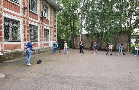 Муниципальные служащие приняли участие в традиционной акции по благоустройству