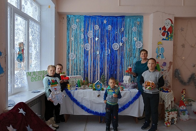 В Булычевском сельском доме культуры прошла  конкурсная программа по изготовлению новогодних поделок и снежинок для детей младшего школьного возраста вместе с родителями под названием «Раз снежинка, два снежинка!»