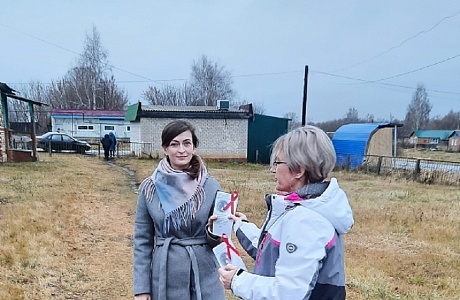 Уличная акция «День красной ленточки» в библиотеке Центральной усадьбы совхоза "Уваровский" Уличная акция «День красной ленточки» в библиотеке Центральной усадьбы совхоза "Уваровский"