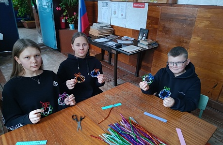 В Новотрёхсвятском сельском Доме культуры культорганизатор провела со школьниками мастер класс «Новогодняя игрушка». 