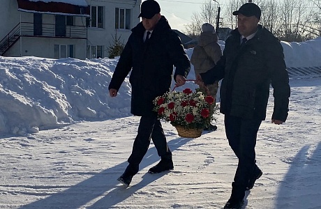 Возложение цветов у Памятной стелы в р.п. Исса в честь 23 февраля
