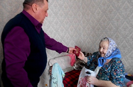 В Уваровском сельсовете Иссинского района продолжается вручение юбилейных медалей труженикам тыла 