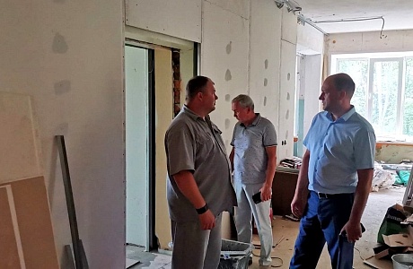16 июля 2024 года глава Иссинского района Пензенской области Николай Аргаткин проинспектировал ход работ по капитальному ремонту терапевтического корпуса ГБУЗ «Иссинская участковая больница» 16 июля 2024 года глава Иссинского района Пензенской области Николай Аргаткин проинспектировал ход работ по капитальному ремонту терапевтического корпуса ГБУЗ «Иссинская участковая больница»