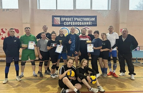 На базе спортивной школы состоялся районный турнир по волейболу «Новогодний» среди смешанных команд