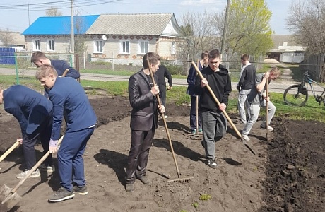 Волонтёры 10 "б" класса помогли ветерану педагогического труда Волонтёры 10 "б" класса помогли ветерану педагогического труда