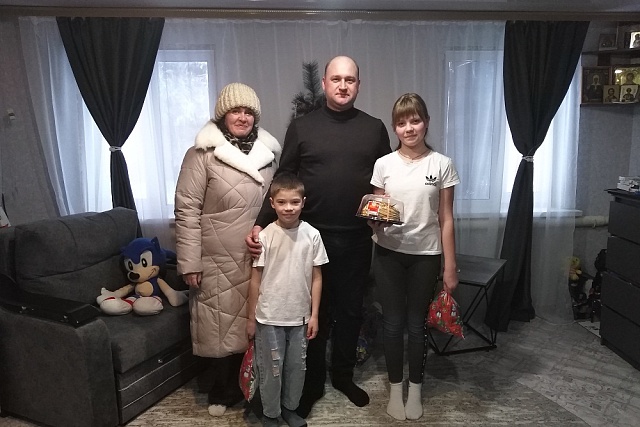 Глава Иссинского района Пензенской области Николай Аргаткин поздравил детей участников СВО с Новым годом и Рождеством