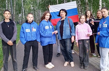 Молодогвардейцы Иссинского района поздравляют жителей с Днем Государственного Флага