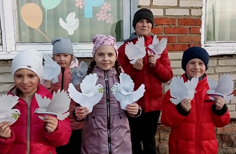 Культорганизатор Дмитриевского СДК провела со школьниками акцию «Голубь мира» Культорганизатор Дмитриевского СДК провела со школьниками акцию «Голубь мира»