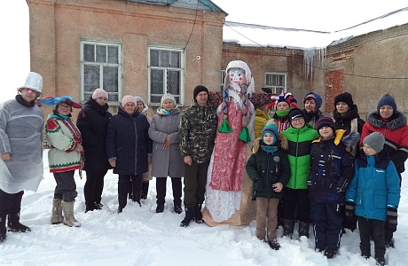 На площади Новотрёхсвятского сельского Дома культуры прошло масленичное народное гулянье «Собирайся, народ, к нам масленица идет!» На площади Новотрёхсвятского сельского Дома культуры прошло масленичное народное гулянье «Собирайся, народ, к нам масленица идет!»