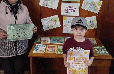 Выставка рисунков «Мир глазами детей»: праздник творчества в библиотеке села Уварово