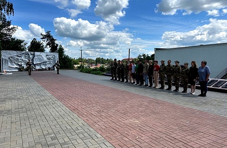 Юнармейцы военно-патриотического клуба "Вымпел" присоединились к Всероссийской акции "Минута молчания" в День памяти и скорби Юнармейцы военно-патриотического клуба "Вымпел" присоединились к Всероссийской акции "Минута молчания" в День памяти и скорби
