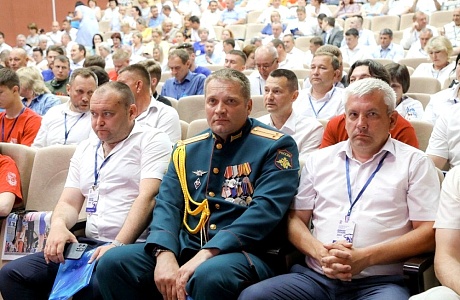 На конференции Пензенского регионального отделения «Единой России» передал партийный билет участнику СВО Александру Артамошкину