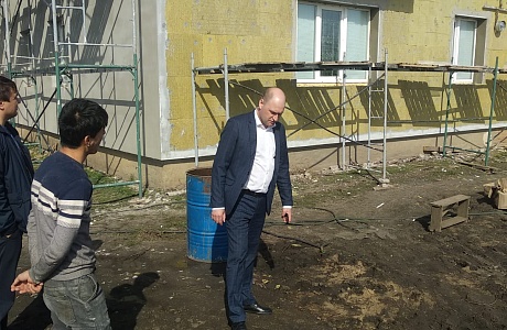 Глава администрации Иссинского района Николай Аргаткин осуществляет контроль за проведением ремонтных работ