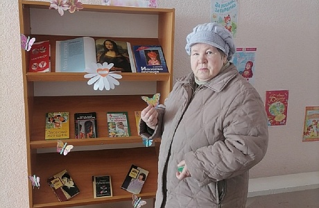Библиотекари Центральной районной библиотеки р.п. Исса оформили выставку-поздравление «Про весну, любовь и красоту»