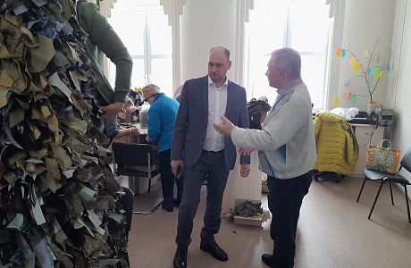 Глава Иссинского района Николай Аргаткин проверил ход работ по плетению маскировочных сетей