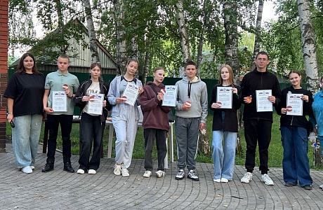 Руководитель местного отделения «Молодая Гвардия» вручила благодарности активистам за их неоценимый труд и преданность делу Руководитель местного отделения «Молодая Гвардия» вручила благодарности активистам за их неоценимый труд и преданность делу