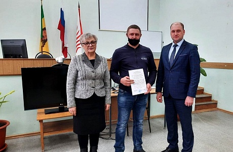 Две молодые семьи Иссинского района, участники федеральной программы, получили жилищные сертификаты Две молодые семьи Иссинского района, участники федеральной программы, получили жилищные сертификаты