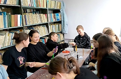 В Центральной районной библиотеке р.п. Исса во второй раз прошёл увлекательный мастер-класс «Свечи из вощины» В Центральной районной библиотеке р.п. Исса во второй раз прошёл увлекательный мастер-класс «Свечи из вощины»