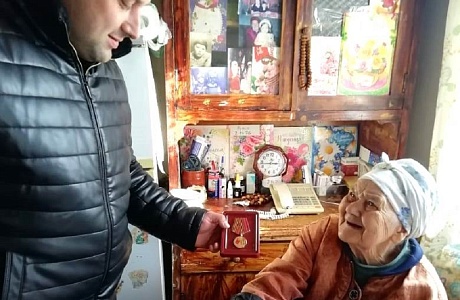 Глава администрации Каменно-Бродского сельсовета Иссинского района Дмитрий Кардаш вручил труженикам тыла юбилейные медали Глава администрации Каменно-Бродского сельсовета Иссинского района Дмитрий Кардаш вручил труженикам тыла юбилейные медали