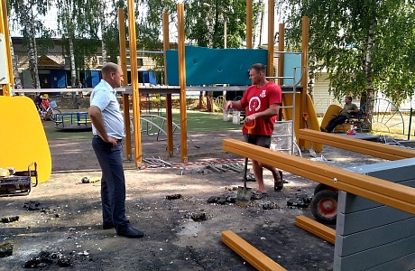 Глава Иссинского района Пензенской области Николай Аргаткин проинспектировал ход работ по монтажу детского оборудования