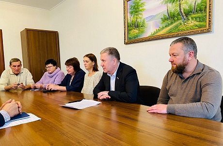 Иссинский район с рабочим визитом посетил депутат Государственной Думы Федерального Собрания Российской Федерации, представитель партии "Единая Россия" Дмитрий Михайлович Каденков