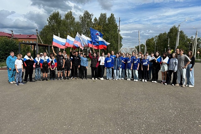Активная молодежь Иссинского района отметила День Государственного флага Российской Федерации