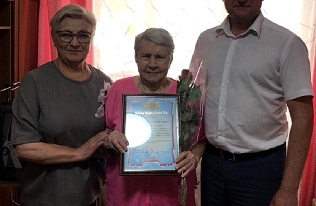 Глава Иссинского района Пензенской области Николай Аргаткин поздравил с 90-летним юбилеем ветерана труда Зою Николаевну Никифорову