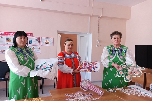 В Булычевском сельском доме культуры прошел краеведческий час «Русский народный узор» В Булычевском сельском доме культуры прошел краеведческий час «Русский народный узор»