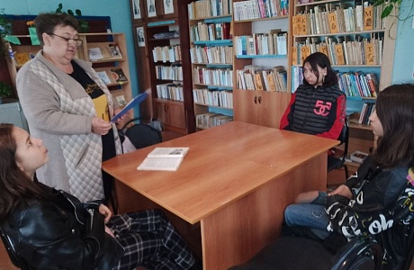 Час дружеского общения «Мы разные - в этом наше богатство, мы вместе - в этом наша сила!» в библиотеке свх. Маях