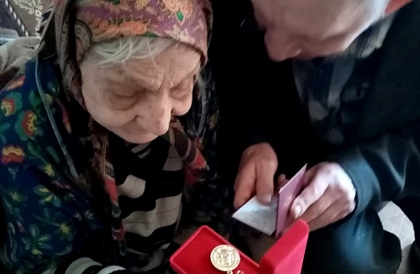 На территории Соловцовского сельсовета труженикам тыла вручают Памятный знак Губернатора Пензенской области "Сурский рубеж" На территории Соловцовского сельсовета труженикам тыла вручают Памятный знак Губернатора Пензенской области "Сурский рубеж"