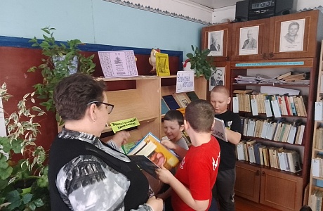 В библиотеке свх. Маяк, для детей младшего школьного возраста проведен библиотечный урок «Чудо, имя которому – книга» В библиотеке свх. Маяк, для детей младшего школьного возраста проведен библиотечный урок «Чудо, имя которому – книга»