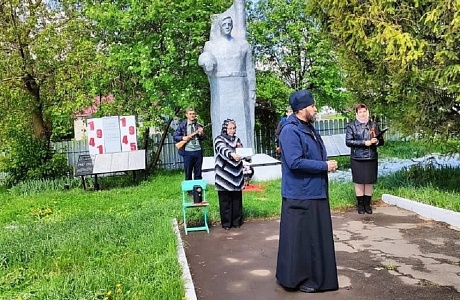 В с. Уварово у памятника Победы состоялся торжественный митинг, посвящённый 79-й годовщине освобождения народов Советского Союза от фашистских захватчиков