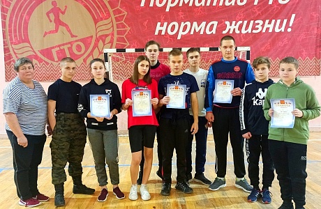 Военно-спортивную игру "Полоса препятствий" посвятили Дню Героев Отечества
