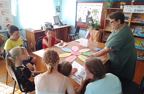В библиотеке свх. Маяк прошел час правого общения «Право о тебе - тебе о праве»