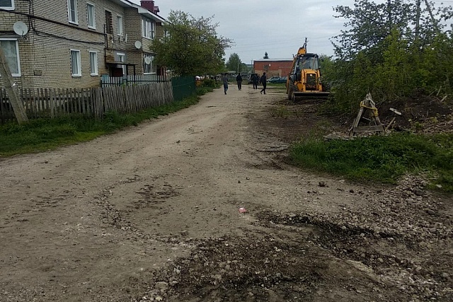 Глава Иссинского района проконтролировал ход работ по благоустройству дворовой территории в р.п. Исса по улице Советской