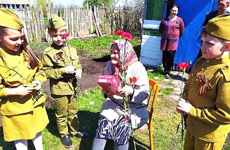 В рамках празднования 77-летия Великой Победы, работники культуры с.Булычево организовали посещение труженицы тыла В рамках празднования 77-летия Великой Победы, работники культуры с.Булычево организовали посещение труженицы тыла