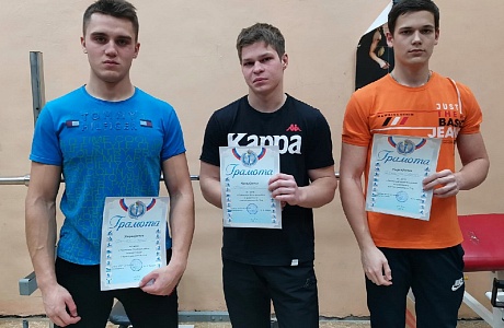 На Чемпионате Иссинского района выявили сильнейших армрестлеров